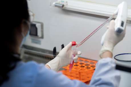 Funcionária trabalha em laboratório durante pesquisa sobre o novo coronavírus em Pequim 30/03/2020 REUTERS/Thomas Peter
