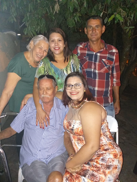 Lígia sentada e abraçada do pai: ela era muito ligada ao idoso. Em pé estão a mãe dela, Dalylla e um irmão da técnica de enfermagem