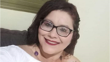 Lígia era considerada o alicerce das três filhas. Aos 42 anos, não resistiu às complicações da covid-19, após cuidar das filhas e dos pais que também haviam contraído o novo coronavírus.