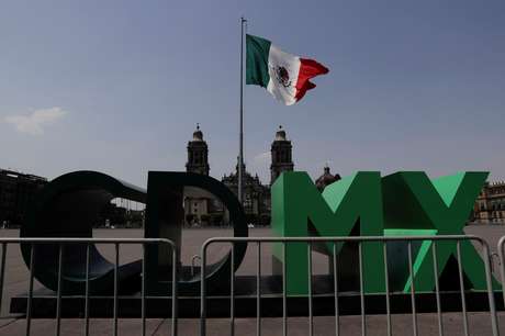 Bandeira do México hasteada na capital13/04/2020REUTERS/Henry Romero
