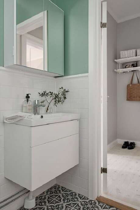 15. Decoração simples para banheiro branco com verde menta parede – Foto: Pinterest