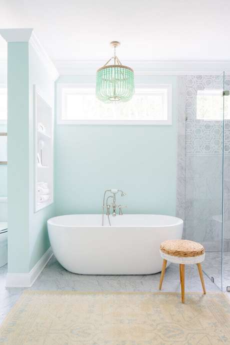 20. Paleta verde menta para decoração de banheiro com banheira e lustre – Foto: Houzz