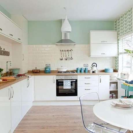 3. Decoração para cozinha planejada branca com parede pintada com tinta verde menta – Foto: Ideal Home