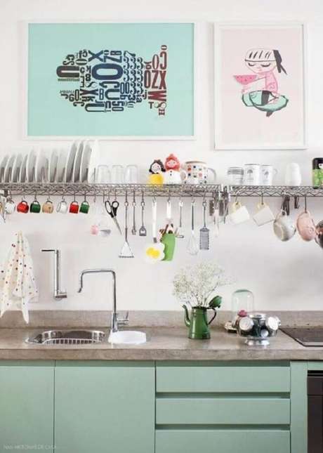 24. Decoração de cozinha simples com gabinete verde pastel – Foto: Pinterest