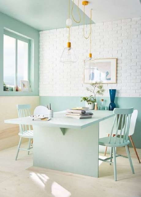 30. Decoração clean para sala de jantar verde menta e branca – Foto: Pinterest