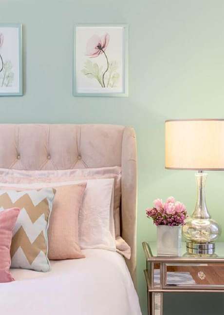 33. Decoração romântica para quarto verde menta com cabeceira capitonê e criado mudo espelhado – Foto: House of Turquoise