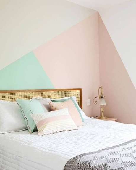 34. Decoração em tons pastéis com cor verde menta e rosa para quarto minimalista com cabeceira de palhinha – Foto: Pinterest