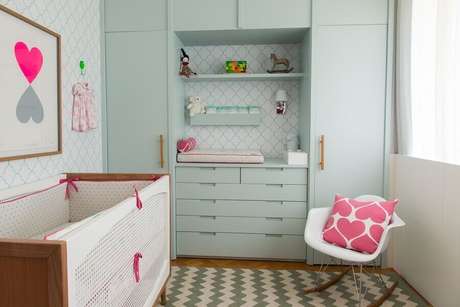 38. Quarto bebê verde menta e rosa decorado com guarda roupa planejado e tapete chevron – Foto: Detalhes do Céu