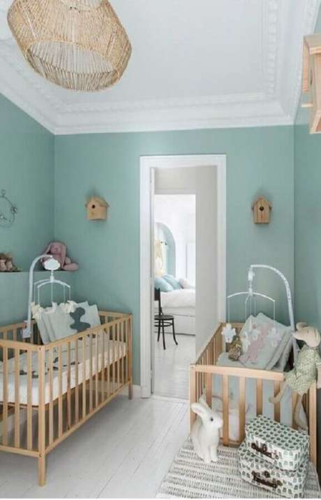 44. Quarto de bebê verde menta e branco decorado com berços de madeira – Foto: We Love It