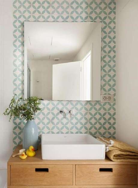 47. Papel de parede verde menta e branco para decoração de lavabo com bancada de madeira – Foto: El Mueble