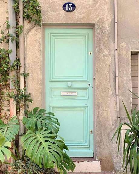 50. Porta de entrada pintada com tinta verde menta – Foto: Blog Gosto Disto