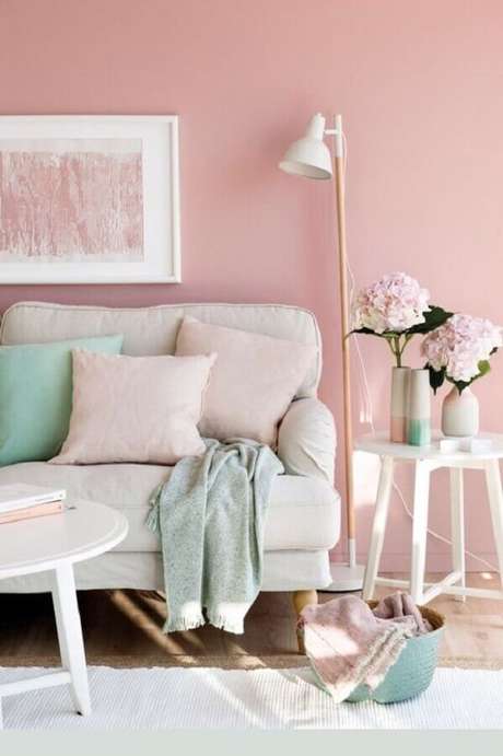 5. Sala decorada em cor de rosa com a cor verde menta e detalhes – Foto: Etsy