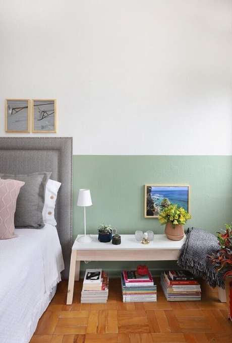 56. Verde menta parede para decoração de quarto simples com cabeceira cinza – Foto: FNCR Arquitetura