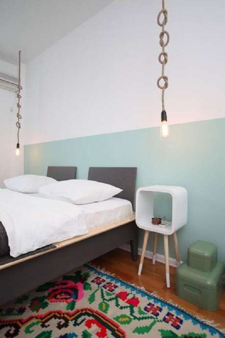 59. Quarto verde menta decorado com cama cinza e tapete colorido – Foto: Archilovers