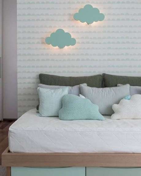 61. Decoração de quarto infantil com luminárias de nuvem, almofadas e papel de parede verde menta – Foto: Pinterest