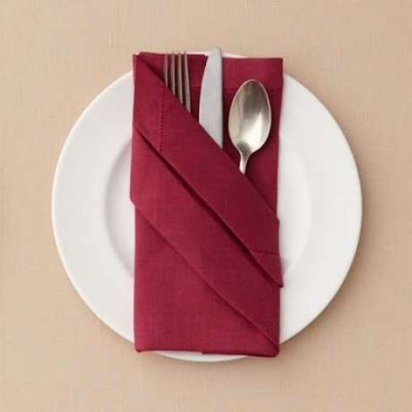 21. Como dobrar guardanapo de tecido marsala – Via: Pinterest 21. Como dobrar guardanapo de tecido marsala – Via: Pinterest