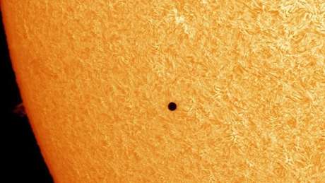 Mercúrio (o pontinho nessa imagem) leva 88 dias terrestres para dar a volta em torno do Sol