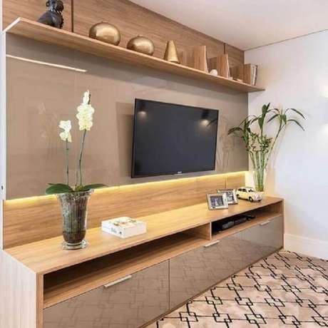 1. A iluminação de LED dá um ar aconchegante na decoração de sala com rack com painel – Foto: Pinterest 1. A iluminação de LED dá um ar aconchegante na decoração de sala com rack com painel – Foto: Pinterest