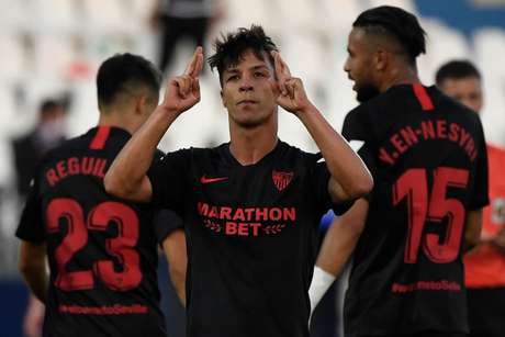 Óliver Torres foi o destaque do Sevilla, com dois gols na partida (Foto: PIERRE-PHILIPPE MARCOU / AFP) Óliver Torres foi o destaque do Sevilla, com dois gols na partida (Foto: PIERRE-PHILIPPE MARCOU / AFP)