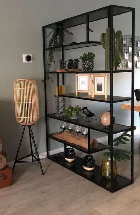 5. A estante estilo industrial é um ótimo móvel para divisão de ambientes – Foto: Archzine 5. A estante estilo industrial é um ótimo móvel para divisão de ambientes – Foto: Archzine