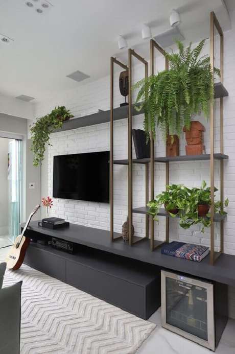 27. Sala de estar cinza moderna decorada com parede de tijolinho branca, rack cinza e estante estilo industrial – Foto: Mariana Orsi 27. Sala de estar cinza moderna decorada com parede de tijolinho branca, rack cinza e estante estilo industrial – Foto: Mariana Orsi