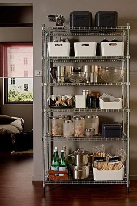 33. A estante estilo industrial é excelente para organização de cozinha – Foto: New Home Living 33. A estante estilo industrial é excelente para organização de cozinha – Foto: New Home Living