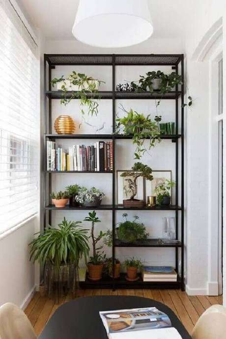 35. Vasos de plantas para decoração de estante industrial preta – Foto: Domino Magazine 35. Vasos de plantas para decoração de estante industrial preta – Foto: Domino Magazine