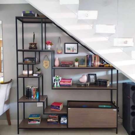40. Decoração embaixo da escada com estante estilo industrial planejada – Foto: Casa da Cah 40. Decoração embaixo da escada com estante estilo industrial planejada – Foto: Casa da Cah