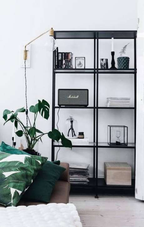 41. Decoração minimalista com estante industrial preta – Foto: Pinterest 41. Decoração minimalista com estante industrial preta – Foto: Pinterest