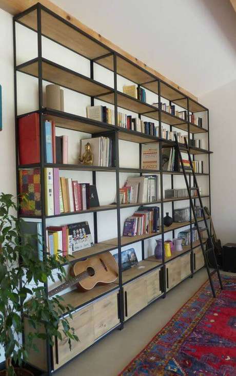 47. Modelo simples de estante industrial ferro e madeira – Foto: Homify 47. Modelo simples de estante industrial ferro e madeira – Foto: Homify