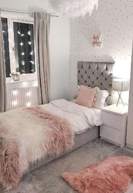 2. Quarto cinza e rosa decorado com cabeceira solteiro estofada capitonê – Foto: HomeDecor