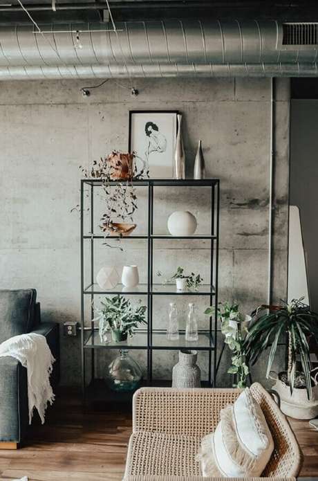 49. Decoração simples para sala cinza com estante industrial com prateleiras de vidro – Foto: Futurist Architecture 49. Decoração simples para sala cinza com estante industrial com prateleiras de vidro – Foto: Futurist Architecture