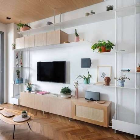 53. Decoração clean para sala com rack de madeira e estante estilo industrial branca – Foto: Jullyana Rodrigues 53. Decoração clean para sala com rack de madeira e estante estilo industrial branca – Foto: Jullyana Rodrigues