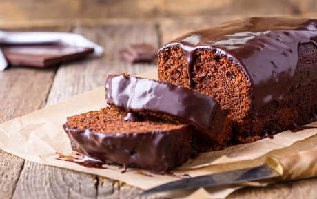 Foto de um bolo de chocolate sobre um papel