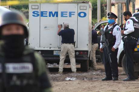 Agentes de segurança observam do lado de fora de centro de reabilitação atacado por assassinos em Irapuato, no México
01/07/2020
REUTERS/Karla Ramos 