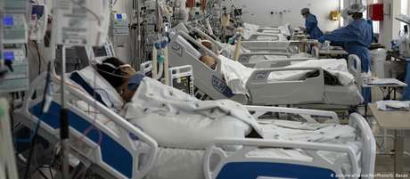 Pacientes de covid-19 em UTI de hospital brasileiro: ritmo de contágios é maior entre população mais pobre, diz pesquisa Pacientes de covid-19 em UTI de hospital brasileiro: ritmo de contágios é maior entre população mais pobre, diz pesquisa