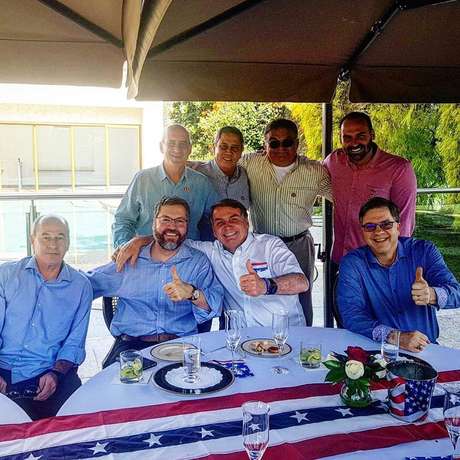 Presidente Bolsonaro ao lado do filho Eduardo e de ministros na comemoração da independência dos EUA Presidente Bolsonaro ao lado do filho Eduardo e de ministros na comemoração da independência dos EUA