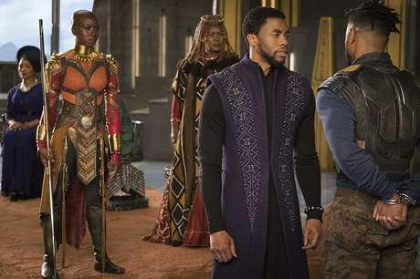 Angela Bassett, Connie Chiume, Michael B. Jordan, Chadwick Boseman, e Danai Gurira em 'Pantera Negra' (2018) Angela Bassett, Connie Chiume, Michael B. Jordan, Chadwick Boseman, e Danai Gurira em 'Pantera Negra' (2018)