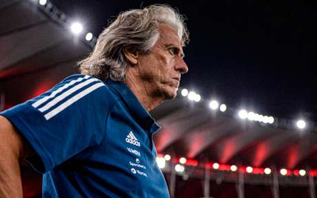 Vai ficar? Jorge Jesus renovou com o Flamengo até meados de 2021 (Foto: Marcelo Cortes / Flamengo) Vai ficar? Jorge Jesus renovou com o Flamengo até meados de 2021 (Foto: Marcelo Cortes / Flamengo)
