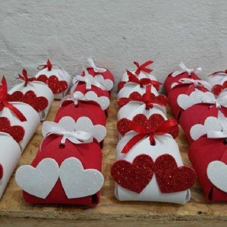 53. As trouxinhas de doces em EVA fazem muito sucesso nas festas de casamento. Fonte: Pinterest