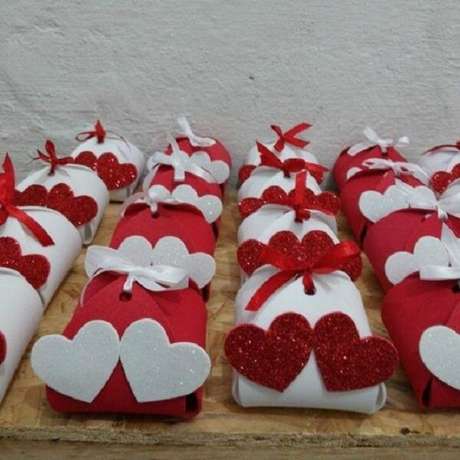 53. As trouxinhas de doces em EVA fazem muito sucesso nas festas de casamento. Fonte: Pinterest 53. As trouxinhas de doces em EVA fazem muito sucesso nas festas de casamento. Fonte: Pinterest