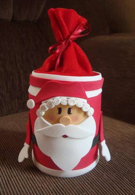 29. Caixinha de Papai Noel encanta os convidados como lembrancinhas em EVA para o Natal. Fonte: Pinterest