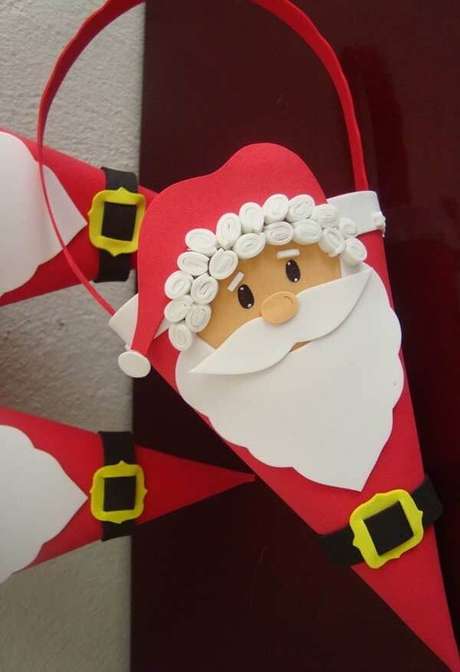 78. Cestinha cone de doces do Papai Noel de lembrancinha para as crianças feito em EVA. Fonte: Pinterest