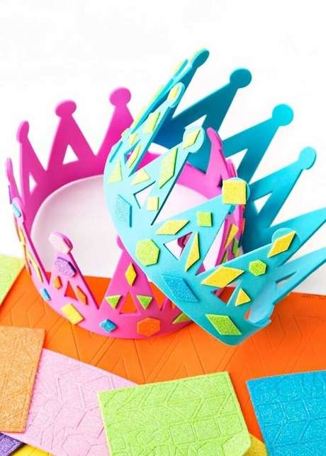 73. Coroas para os reis e rainhas, só que essas foram feitas de EVA. Fonte: Pinterest
