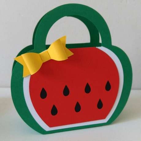 45. Modelo de lembrancinhas em EVA em formato de bolsa acomoda doces. Fonte: Pinterest