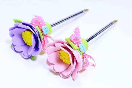 65. Modelo de ponteira de lápis floral feita em EVA. Fonte: Dica de Mulher