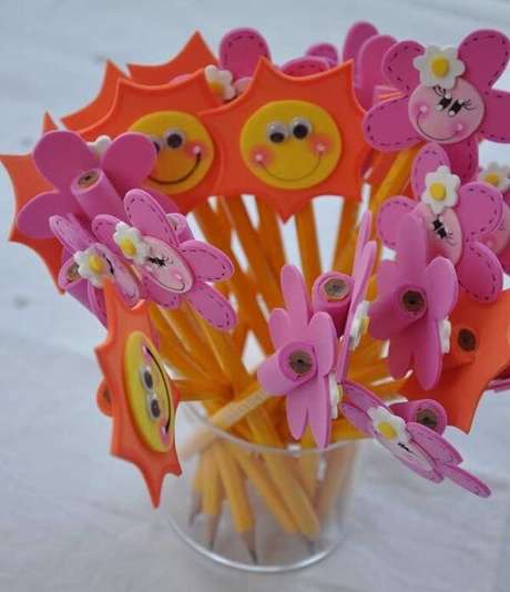 25. Ponteiras de lápis em EVA criativas para vender ou presentear. Fonte: Pinterest