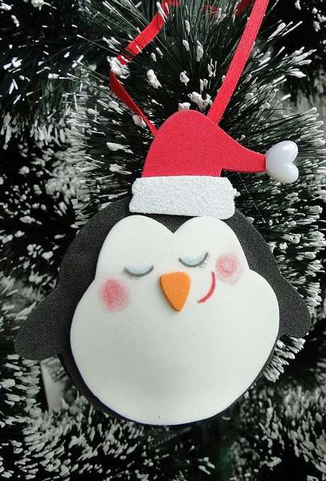 27. Presentei os convidados com um lindo pinguinzinho como forma de lembrancinhas de natal em eva. Fonte: Pinterest
