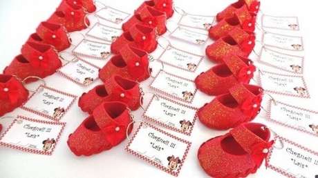 4. Sapatinho vermelho em EVA usado como lembrancinha de maternidade. Fonte: Pinterest