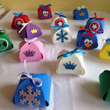14. Trouxinha porta bombom de EVA para festas. Fonte: Pinterest 14. Trouxinha porta bombom de EVA para festas. Fonte: Pinterest